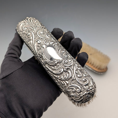 1908年 英国アンティーク 純銀装飾ハンドル 洋服ブラシペア  J&R Griffin